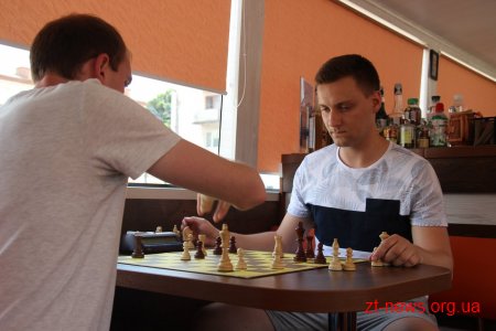 В центрі Житомира у кава-бусі пройшов бліц-турнір з шахів