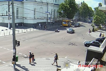 У центрі Житомира маршрутка зіткнулася зі скутером: поліція шукає свідків ДТП