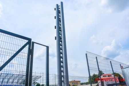На стадіоні «Полісся» встановили опору для табло та зовнішню огорожу