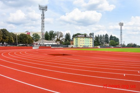 На стадіоні «Полісся» встановили опору для табло та зовнішню огорожу