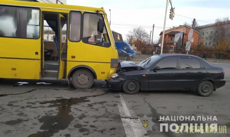 У Новограді-Волинському некерований легковик зіткнувся з автобусом