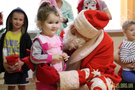 Маленьким пацієнтам дитячої міської лікарні подарували новорічний настрій