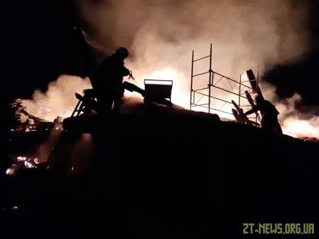 Вночі поблизу Житомира рятувальники гасили пожежу в дерев’яній двоповерховій будівлі