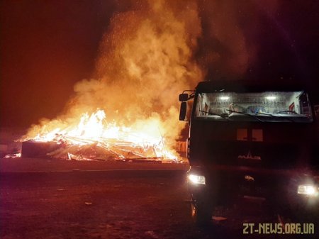 Вночі поблизу Житомира рятувальники гасили пожежу в дерев’яній двоповерховій будівлі