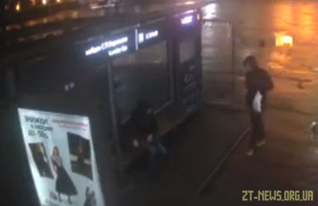 На зупинці в центрі Житомира пограбували 18-річного хлопця, який чекав маршрутку