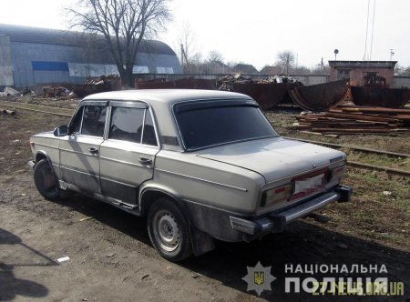 На Житомирщині поліцейські знайшли викрадений автомобіль на металобазі