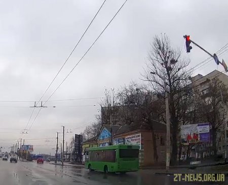 У Житомирі патрульні оштрафували водія автобуса за проїзд на червоний сигнал світлофора