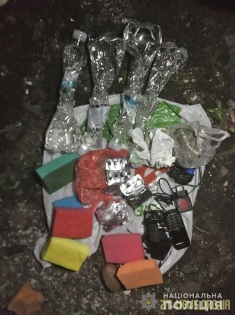 У Житомирі поблизу паркану виправної установи затримали чоловіка із наркотиками