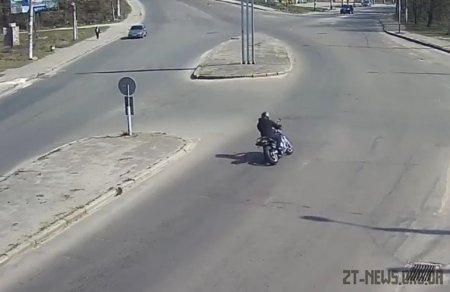У Житомирі мотоцикл на шаленій швидкості влетів у стовп: водій загинув у лікарні