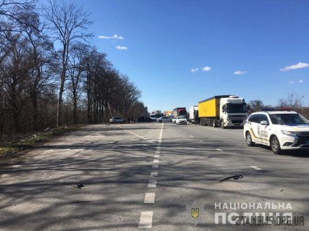 На трасі Київ-Чоп Mercedes-Benz вилетів у кювет та перекинувся: 2 людей загинуло