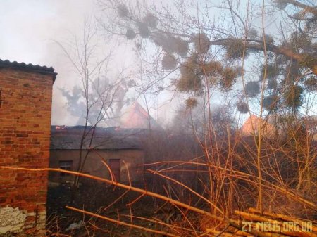 У Житомирі рятувальники ліквідували загоряння не діючої будівлі складу