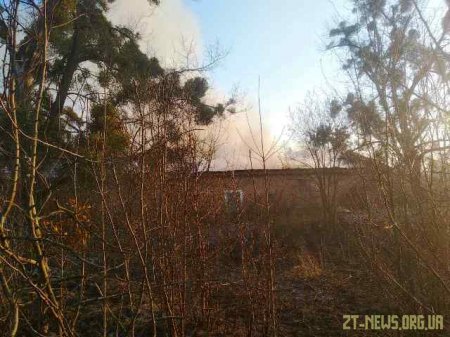У Житомирі рятувальники ліквідували загоряння не діючої будівлі складу