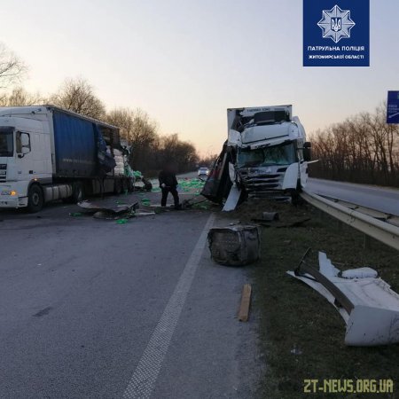 &#8203;На трасі Київ — Чоп зіштовхнулись дві вантажівки