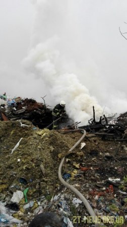 У Житомирі другий день рятувальники ліквідовують пожежу на сміттєзвалищі