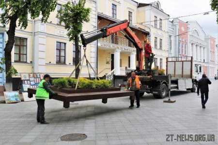 На Михайлівську повернули лавки з декоративними рослинами