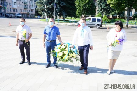 У День Конституції у Житомирі традиційно поклали квіти  до пам’ятників Шевченку, Франку та Ольжичу