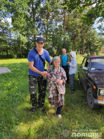 На Житомирщині поліція і громада знайшли 83-річну пенсіонерку, яка дві доби блукала у лісі