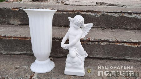 У Житомирі знайшли чоловіка, який вкрав статуї янголів та вазу на військовому кладовищі