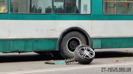 У центрі Житомира Ford врізався в тролейбус і загубив колесо