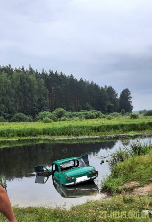 Рятувальники на Житомирщині дістали з річки автомобіль в якому знаходився загиблий водій
