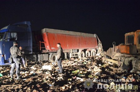 У Коростені поліцейські затримали вантажівки з львівським сміттям