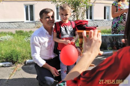 Сергій Сухомлин вручив портфелі дітлахам з особливими освітніми потребами