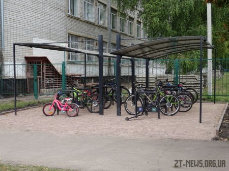 Чотири школи Житомира відтепер мають сучасні велосипедні парковки