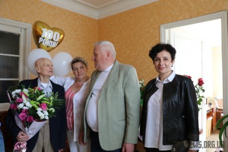 Сергій Сухомлин привітав довгожителя Івана Кругляка зі 100-річчям