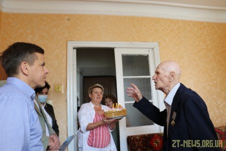 Сергій Сухомлин привітав довгожителя Івана Кругляка зі 100-річчям