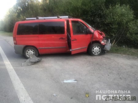 Поблизу Житомира Mercedes Vito влетів у припаркований на узбіччі ВАЗ