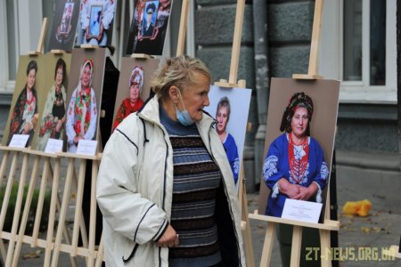 Біля стін міської ради показали світлини матерів, які втратили своїх синів на війні