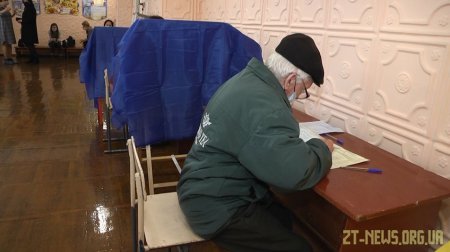 У Житомирі виборцям довелося голосувати в саморобних кабінках