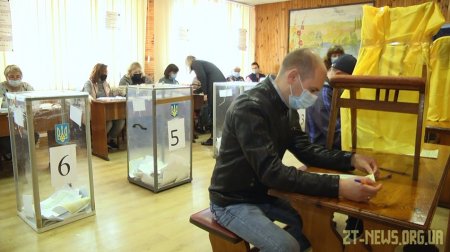 У Житомирі виборцям довелося голосувати в саморобних кабінках
