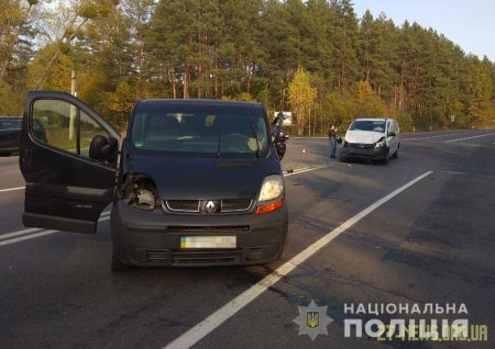 Поблизу Житомира зіткнулися «Renault Trafic» та «Mercedes-Bens Vito» - 4 людини отримали травми