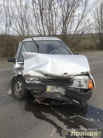 У Житомирському районі водій Opel виїхав на зустрічку та зіткнувся з ВАЗом
