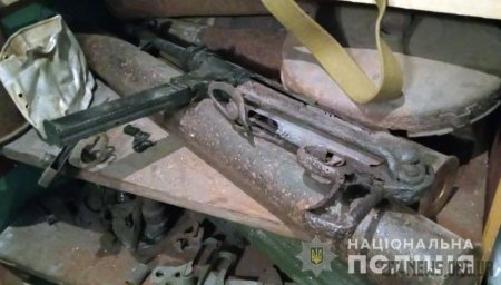 На Житомирщині чоловік облаштував у підвалі багатоповерхівки "музей" боєприпасів