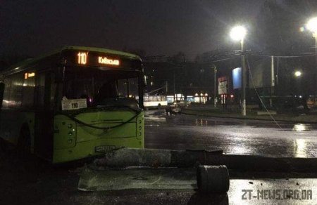 У Житомирі приміський автобус врізався в бетонну опору