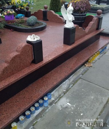 Вандал пошкодив могилу на військовому кладовищі в Житомирі