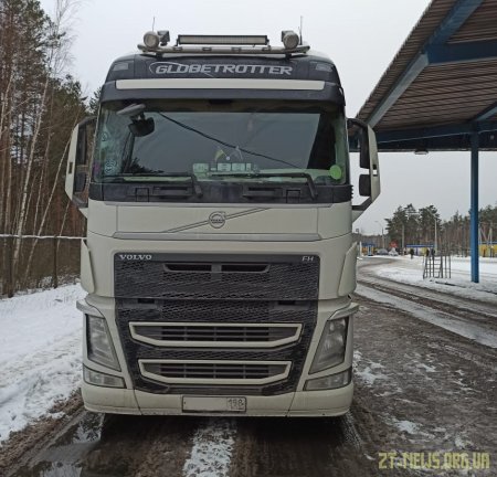 Нещодавно викрадену вантажівку виявили на українсько-білоруському кордоні