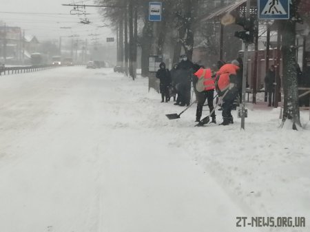 Триває прибирання вулиць міста від снігу