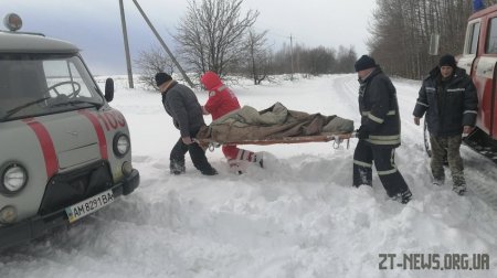 На Житомирщині дівчину через замети везли до лікарні кіньми, пожежним авто та автомобілем швидкої