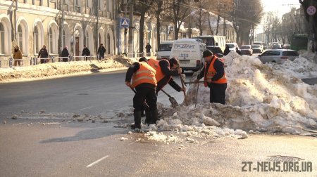 У Житомирі під снігом шукають і чистять зливові решітки