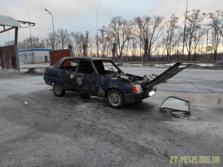 На Житомирщині поблизу мийки АЗС спалахнула автівка: водій у реанімації