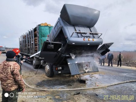 На трасі в Житомирській області під час руху загорілась вантажівка, яка перевозила ліс