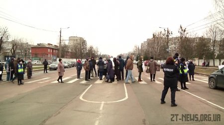 Мешканці багатоповерхівок на вулиці Героїв Десантників знову вийшли на протест