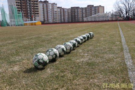 На оновленому центральному стадіоні після 16 років перерви ФК «Полісся» зіграв з херсонським «Кристалом»