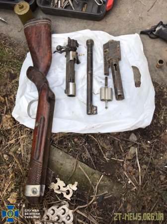 У Житомирі раніше засуджений переробляв стартові пістолети під стрільбу бойовими набоями