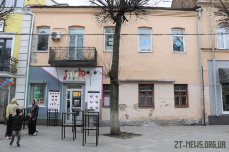 На Михайлівській фасади будівель розфарбують кольорами логотипу Житомира