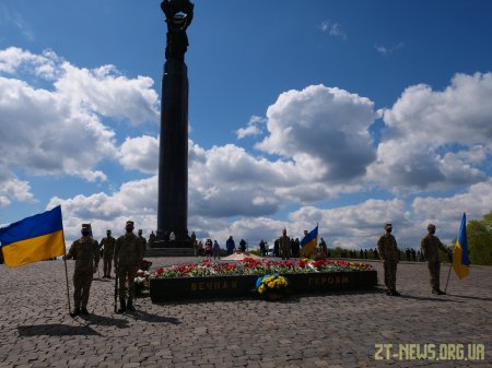 У День перемоги житомиряни поклали квіти до пам’ятного знаку Перемоги та Монументу Слави