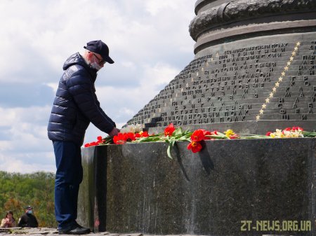 У День перемоги житомиряни поклали квіти до пам’ятного знаку Перемоги та Монументу Слави